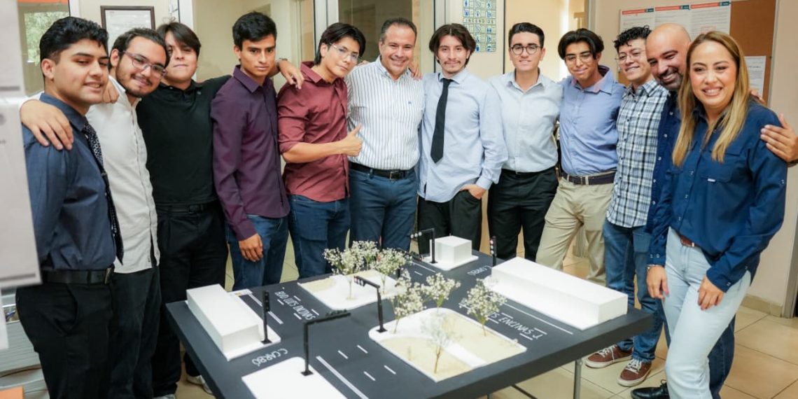 Reconoce Toño Astiazarán talento juvenil creador del proyecto de semáforo inteligente