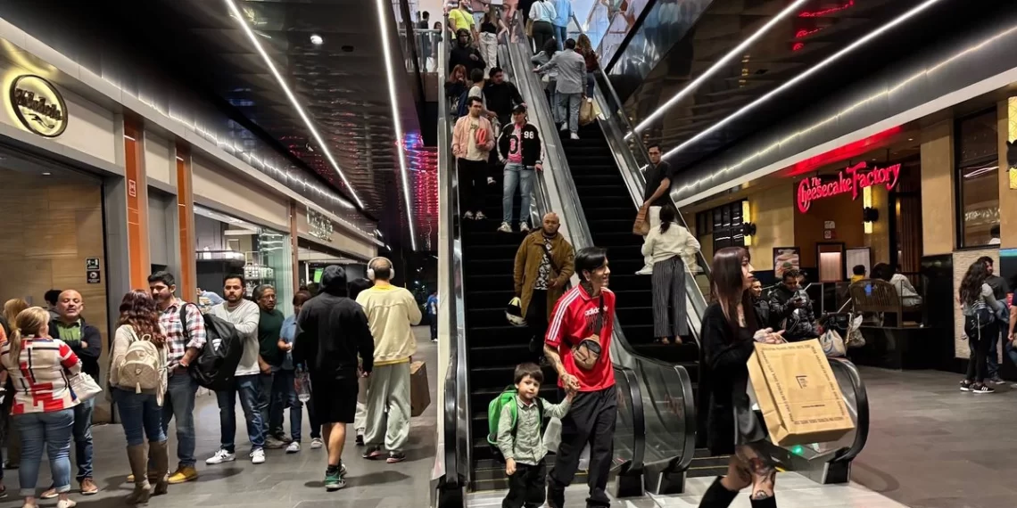 Consumo privado cayó 0.3% mensual en julio, informa Inegi