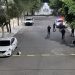 Autores de ataque armado dejan dos cascos tirados en su huida