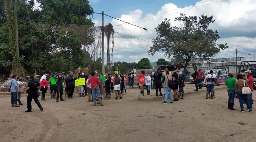 Bloquean habitantes vía en Poza Rica; exigen remover lodo
