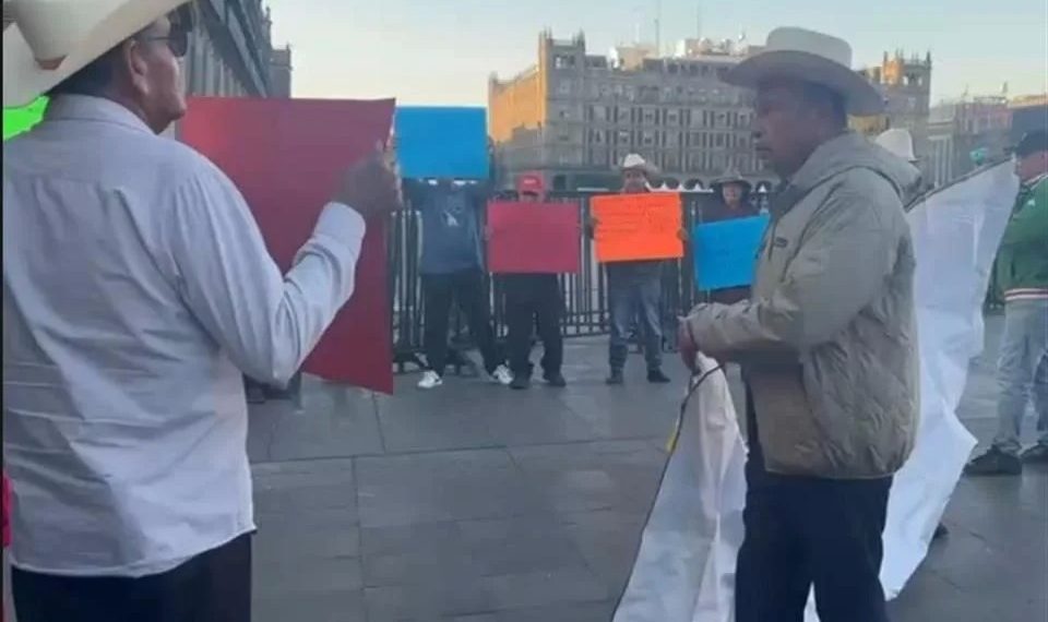 Protestan campesinos en Palacio Nacional por precio de maíz