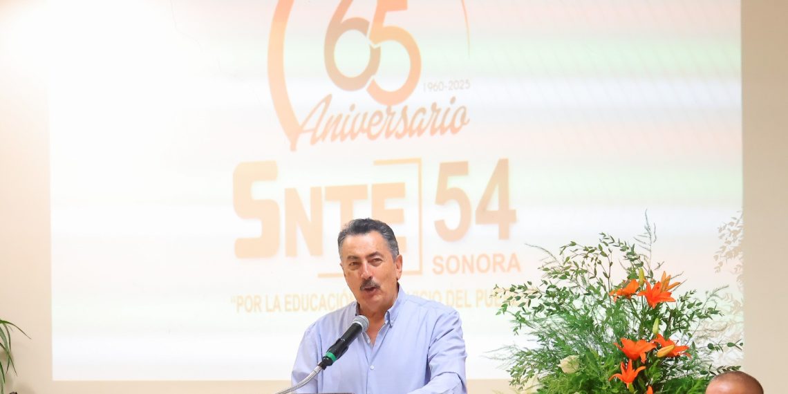 Preside Javier Lamarque ceremonia de entrega de bono conmemorativo a jubilados y pensionados de la sección 54 del SNTE