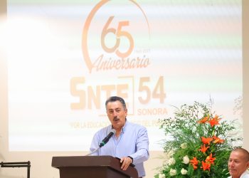 Preside Javier Lamarque ceremonia de entrega de bono conmemorativo a jubilados y pensionados de la sección 54 del SNTE