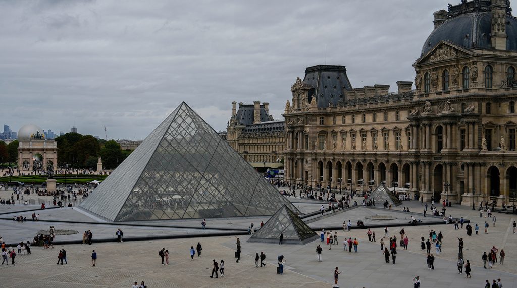 Un audaz robo de joyas invaluables en el Louvre cierra el museo más visitado del mundo