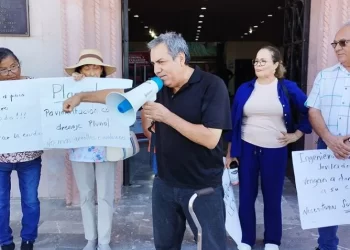 Protestan por drenajes colapsados y calles intransitables en Palacio Municipal de Cajeme