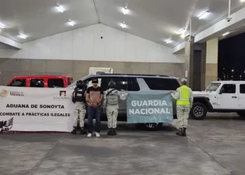 Sorprenden a chofer de tráiler con tres autos de alta gama ocultos en garita de Sonoyta