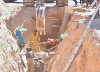 Colapsa excavación de drenaje en SLRC; hay un muerto y un herido