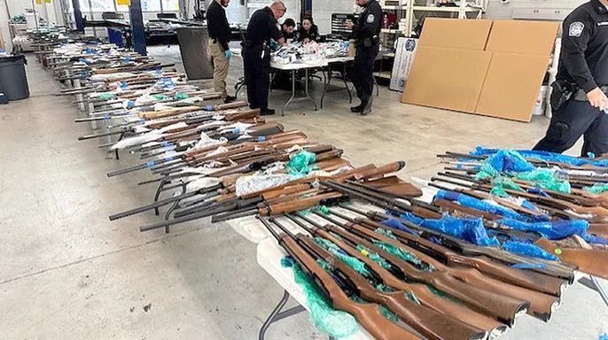 Aseguran en EU 400 armas con destino a México
