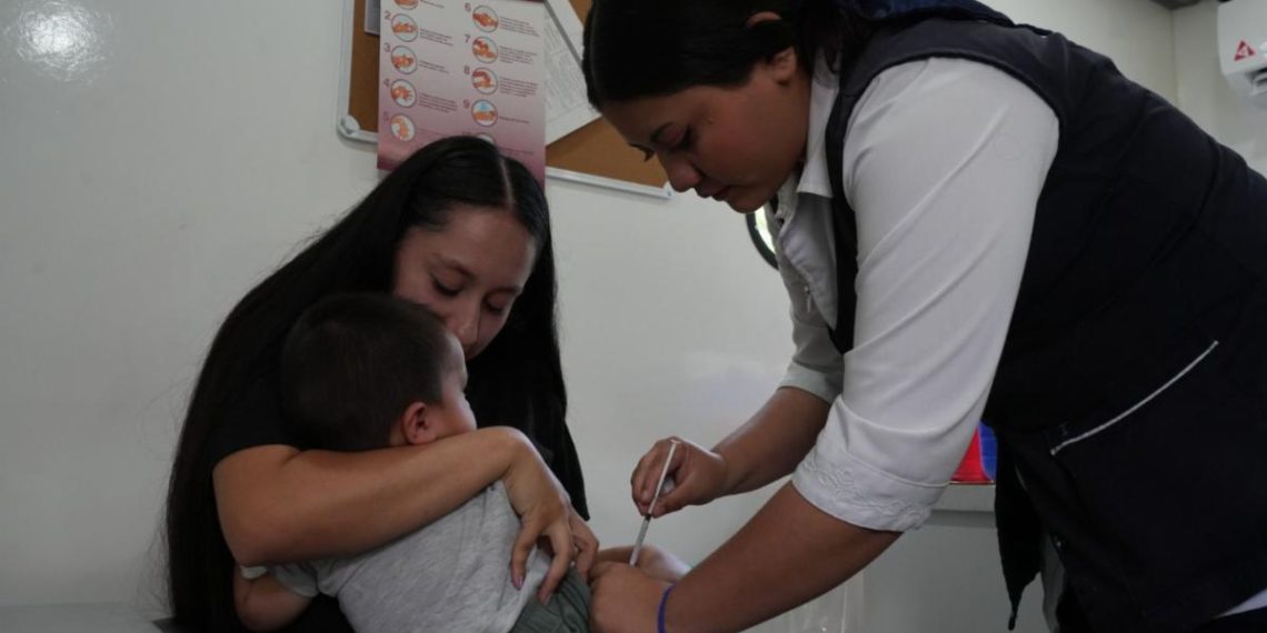 Invita Secretaría de Salud a población vulnerable a vacunarse en Macrocentro