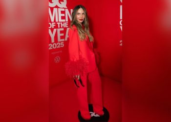 Belinda impone tendencia con elegante traje rojo con plumas