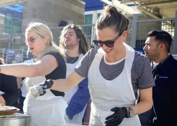 El Día de Acción de Gracias, Jennifer Garner reparte comida
