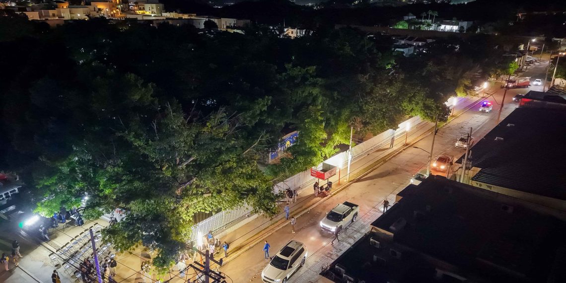 Beneficia Toño Astiazarán a estudiantes del Cobach Norte con tramo iluminado de Camina Segura