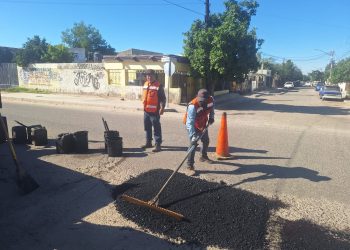 Continúan cuadrillas de bacheo el mantenimiento de vialidades en Hermosillo