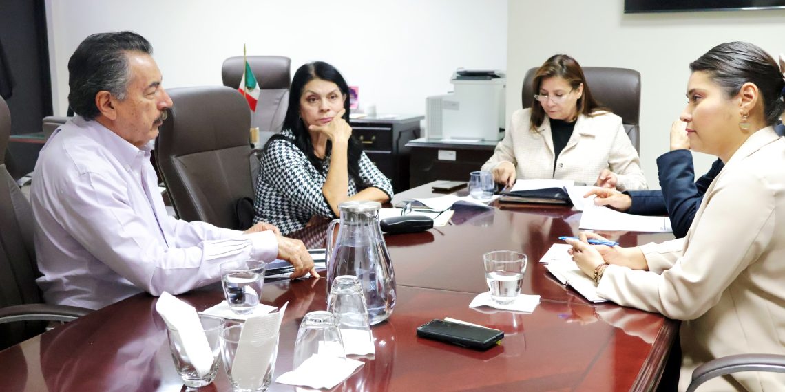 Se reúne Javier Lamarque con diputadas y diputados en el Congreso del Estado