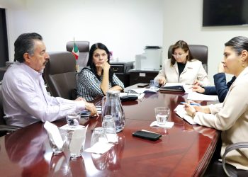 Se reúne Javier Lamarque con diputadas y diputados en el Congreso del Estado