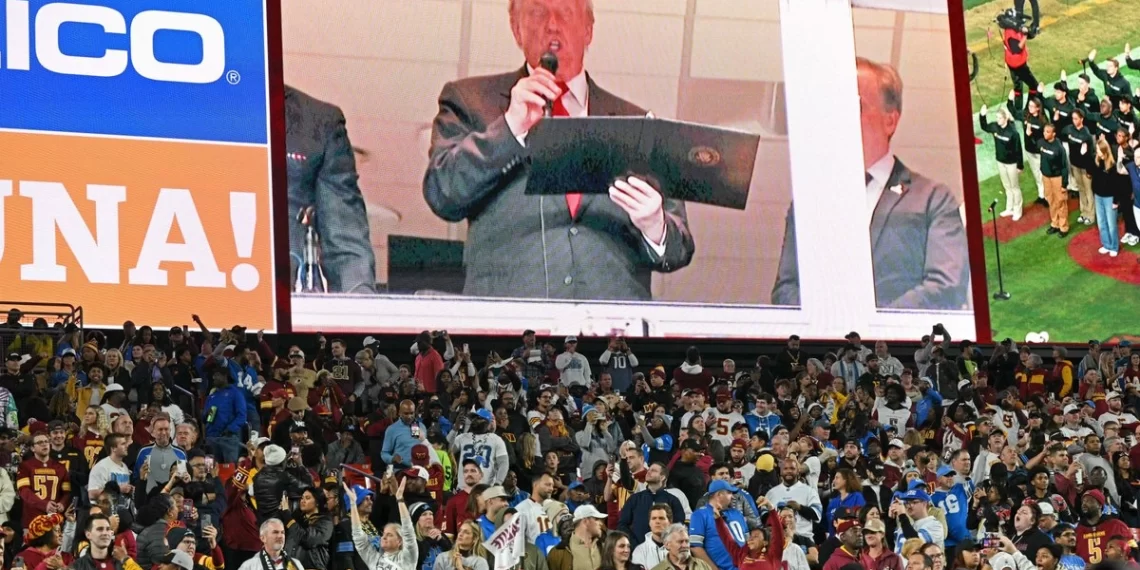 Abuchean a Trump al asistir al encuentro entre Detroit y Washington