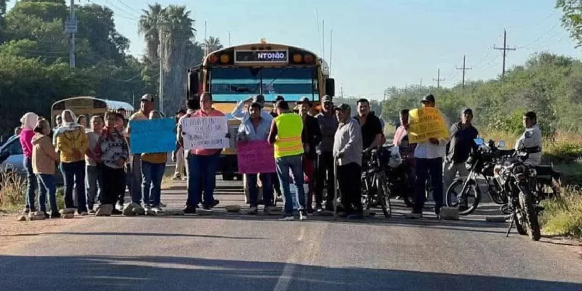 Mayos toman carretera de Huatabampo