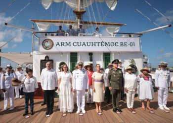 Sheinbaum aborda por primera vez Buque Cuauhtémoc