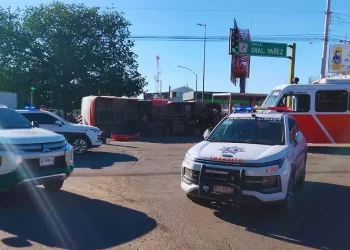Choque entre camiones urbanos provoca volcadura en pleno Centro