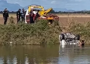 Fallecen dos mujeres y un hombre tras volcar vehículo al Canal Bajo