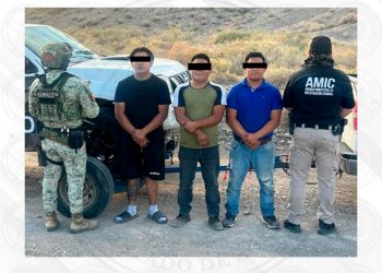 Capturan autoridades a tres sujetos que transportaban vehículo con reporte de robo en Estados Unidos