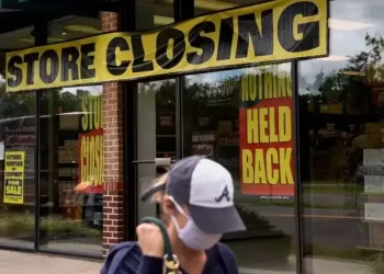 Los despidos en EU alcanzan en octubre su nivel más alto en dos décadas, indica Challenger