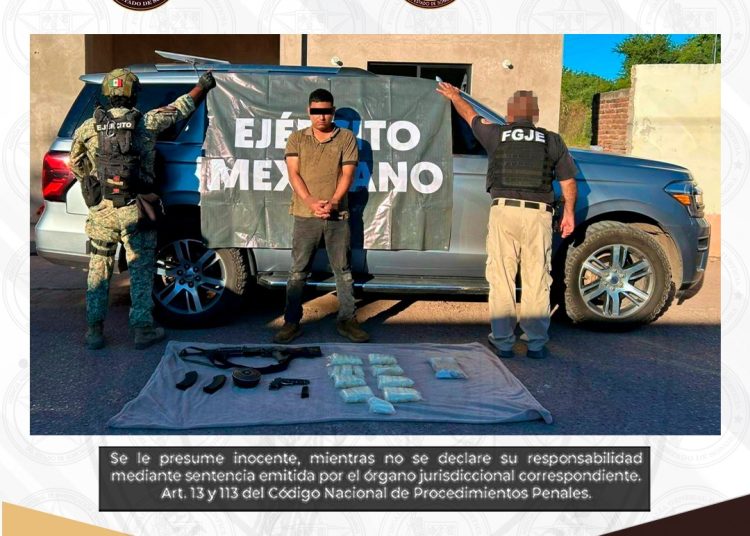 Operativo conjunto asegura a un hombre armado con droga y vehículo en Rosario de Tesopaco