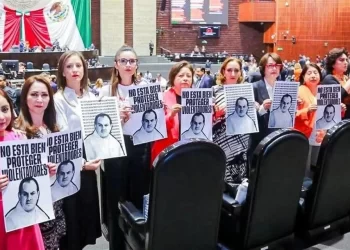 Exhiben diputadas a ‘Cuau’ como violentador en efeméride