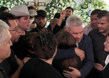 “¡Asesino!”: abuchean y corren al gobernador de Michoacán del funeral de Carlos Manzo