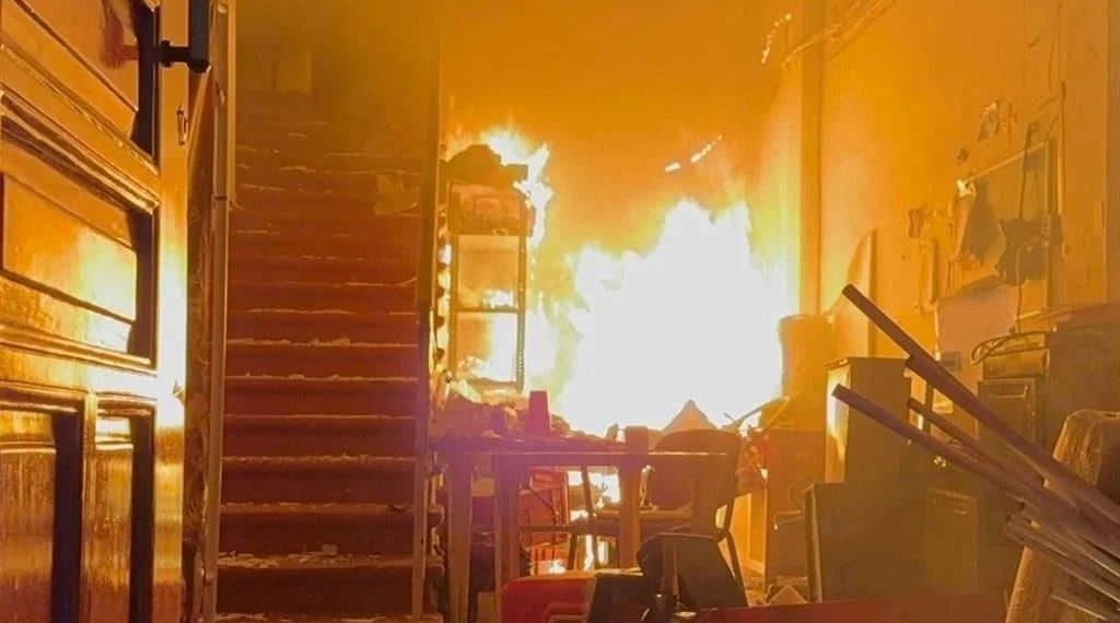 Vandalizan y queman Palacio Municipal de Apatzingán