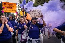 La marcha del 25N en la ciudad de México acotada por vallas y policías, transcurrió sin incidentes