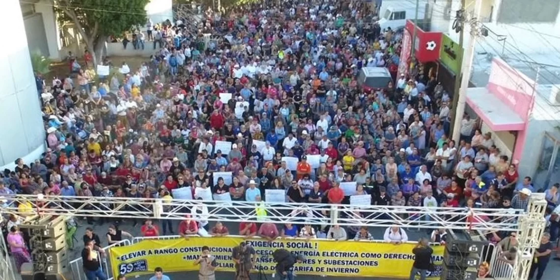 Usuarios marchan en Hermosillo para exigir a CFE un mejor servicio y tarifas justas