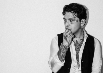 “Tremendo zafarrancho”: así fue la llegada de Christian Nodal a su audiencia judicial