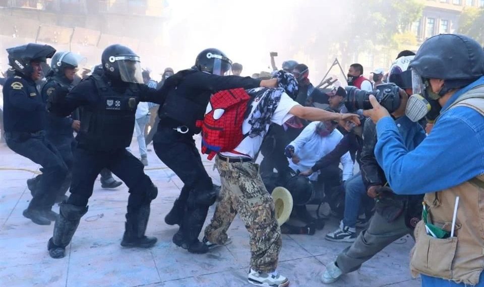 Rechazan gobernadores de Morena violencia en marcha