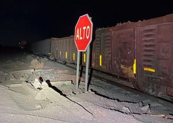 Tren carguero procedente de Puerto Peñasco se descarrila en Caborca y provoca millonarias pérdidas