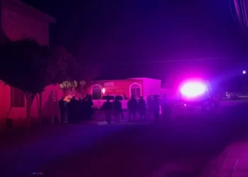 Sicarios asesinan a 2 jóvenes dentro de un auto