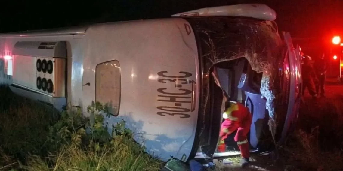 Tragedia en la carretera Navojoa-Huatabampo: choque y volcamiento de autobús deja un muerto y 32 lesionados