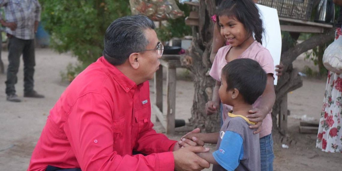 En temporada navideña, Ramón Flores refrenda cercanía y compromiso social con familias de Vícam Pueblo