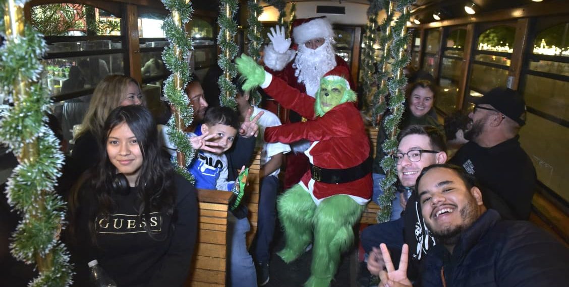 Estrena Trolebús Turístico de Hermosillo la ruta navideña con Santa y El Grinch