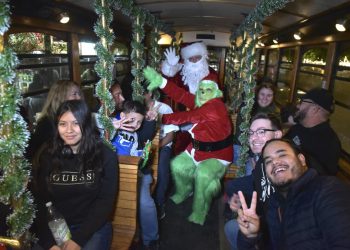 Estrena Trolebús Turístico de Hermosillo la ruta navideña con Santa y El Grinch
