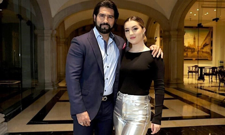 Arturo Carmona apoya a su hija