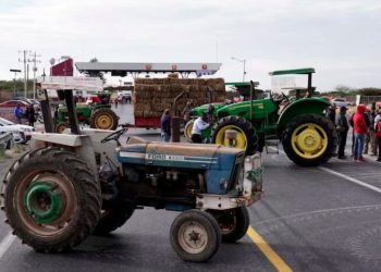 Bloquean carreteras y rechazan reforma a ley de Aguas