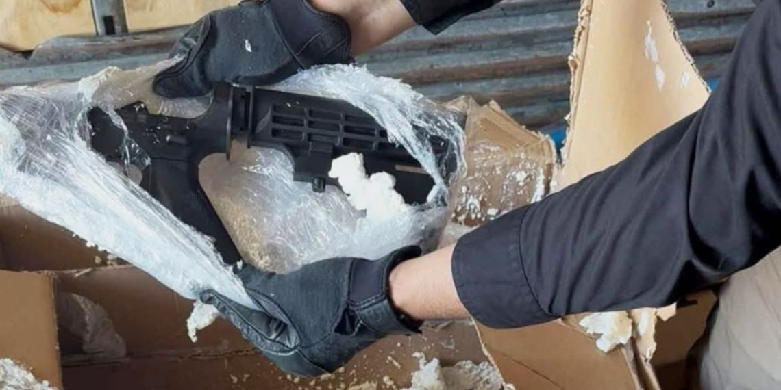 Frenan tráfico de armas: Detienen a chofer trailer que transportaba arsenal al sur de Sonora