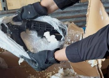 Frenan tráfico de armas: Detienen a chofer trailer que transportaba arsenal al sur de Sonora