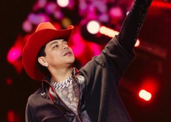 Eduin Caz, de Grupo Firme, rompe pantalla en festival colombiano