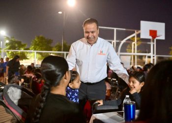 Comparte Toño Astiazarán espíritu navideño con familias de Parque Central en Posada CRECES
