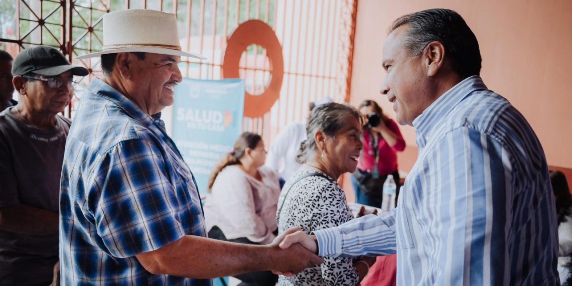 Construyen sonrisas Toño Astiazarán y Patty Ruibal con entrega de prótesis dentales a adultos mayores