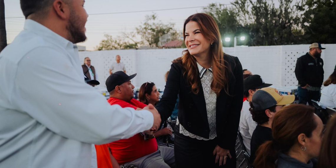 Entregan Toño Astiazarán y Patty Ruibal apoyos de Peso Solar a instituciones asistenciales