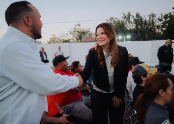 Entregan Toño Astiazarán y Patty Ruibal apoyos de Peso Solar a instituciones asistenciales