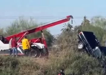 Conductor de vehículo muere al caer en canal de riego en Cajeme